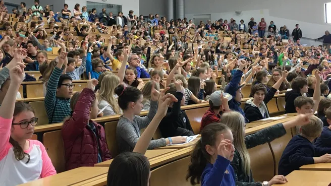 Schüler:innen im Hörsaal