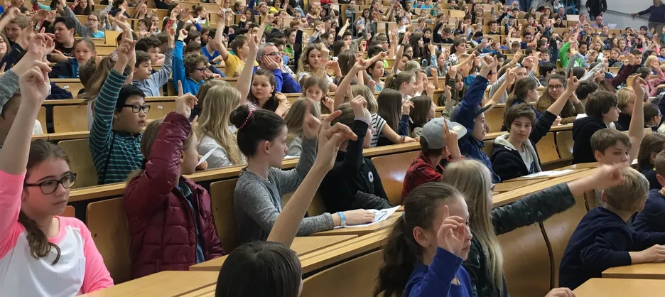 Schüler:innen im Hörsaal