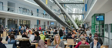 Studierende in der Magistrale des Mathematik-Informatik-Gebäudes auf dem Campus Garching