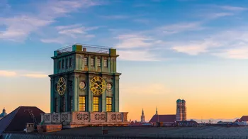 Der 1916 fertiggestellte Uhrenturm oder "Thierschturm"