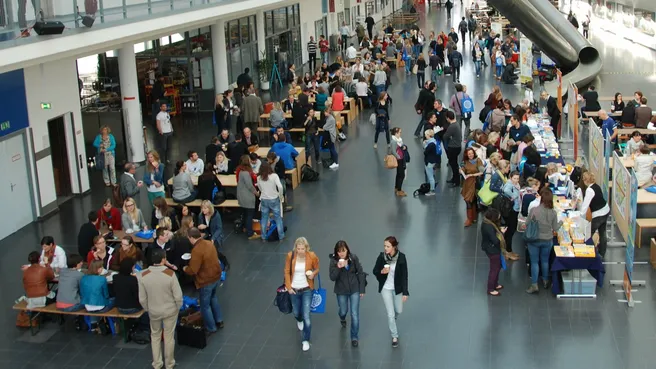 Menschen im MPI Gebäude bei dem LLL-Tag