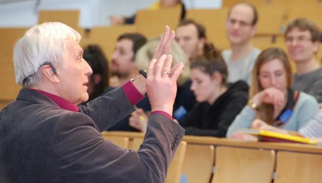 Prof. Dr. Ehrhard Behrends (FU Berlin) hält den Plenarvortrag "Mathematik zaubert" bei der LLL2019.